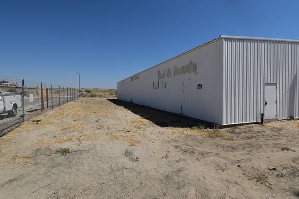 DESERT SHORES COMMERCIAL BUILDING: 3844 Scott Dr, Thermal, CA 92274